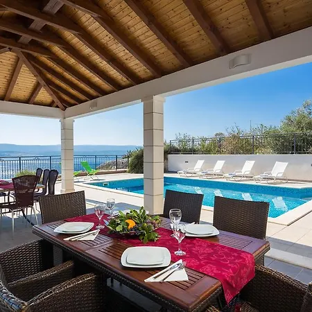 Beachfront Lara Omiš