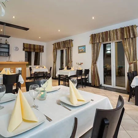 Beachfront Lara Daire Omiš