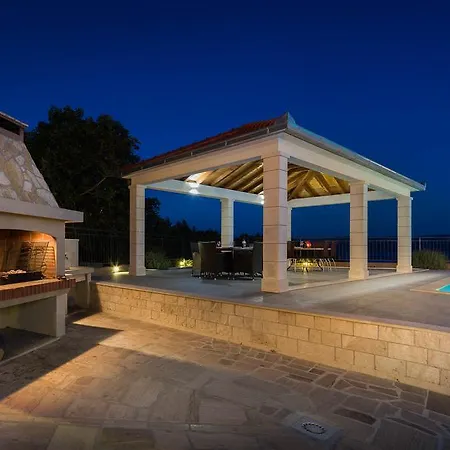 Beachfront Lara Daire