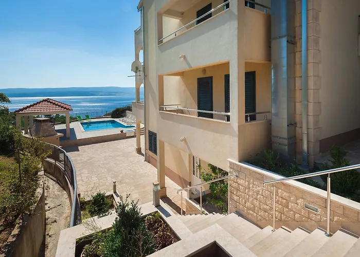 Beachfront Lara 奥米什